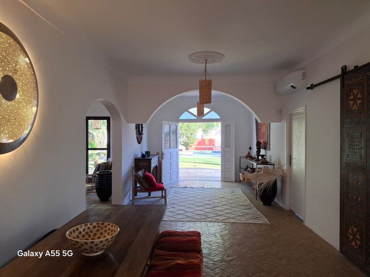 Beautiful villa with heated pool. image 3 Beautiful villa with heated pool.