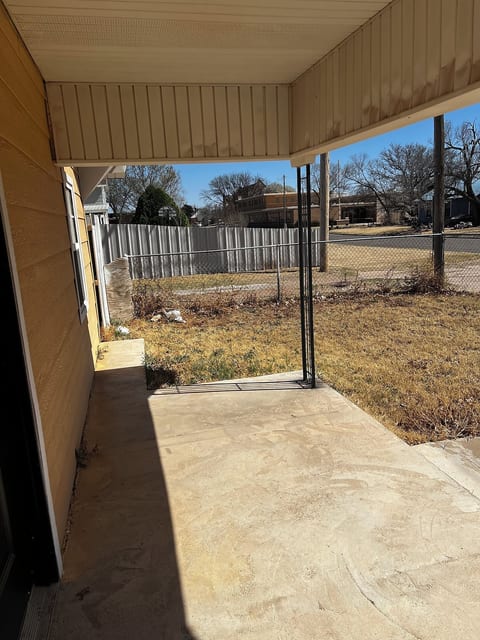 Cozy 2-bedroom house with AC in charming Plainview