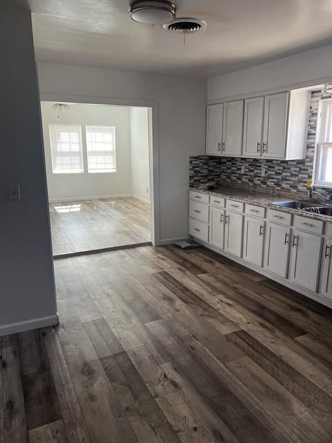 Cozy 2-bedroom house with AC in charming Plainview