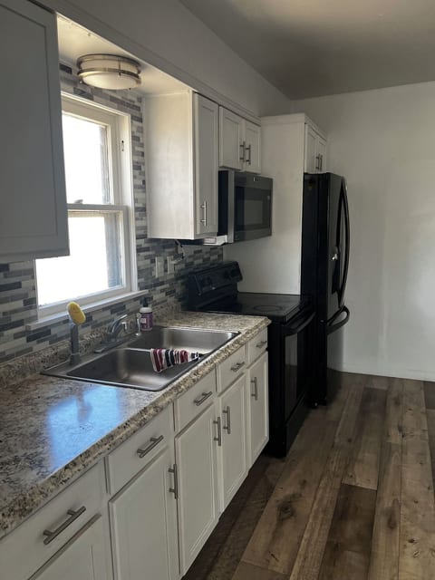 Cozy 2-bedroom house with AC in charming Plainview