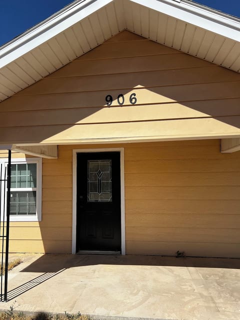 Cozy 2-bedroom house with AC in charming Plainview