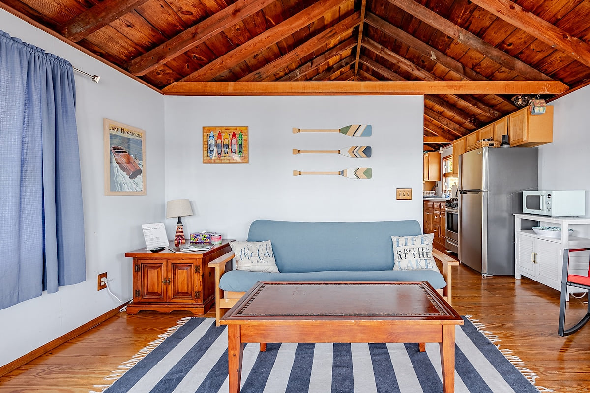 Adorable Lakefront 1 bd guest house image 1