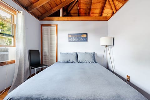 Adorable Lakefront 1 bd guest house image 3