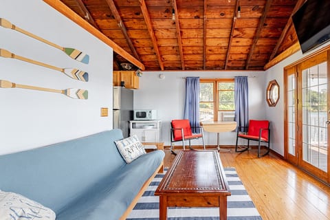 Adorable Lakefront 1 bd guest house image 2