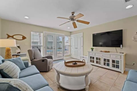 3 BR w/ Loft, Pool & VIEWS! New Listing
