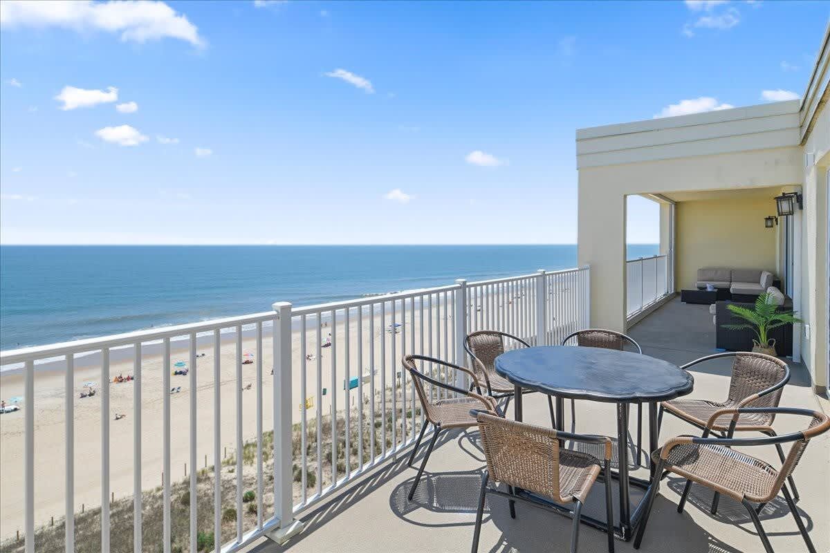 Oceanfront 4Bedrooms Penthouse Space and a Pool