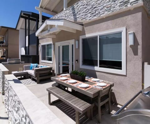 Outdoor Dining Table Can Comfortably Accommodate 8