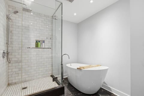 Chic Plateau Apt | Sleeps 6 | Free Parking