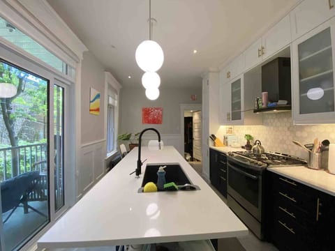 Chic Plateau Apt | Sleeps 6 | Free Parking