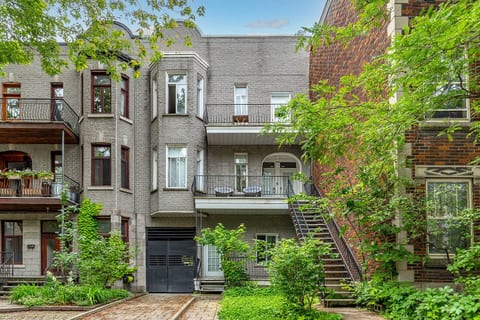 Chic Plateau Apt | Sleeps 6 | Free Parking