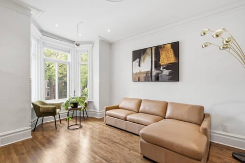 Chic Plateau Apt | Sleeps 6 | Free Parking