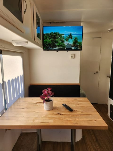K-Cozy RV in the City with back patio image 4