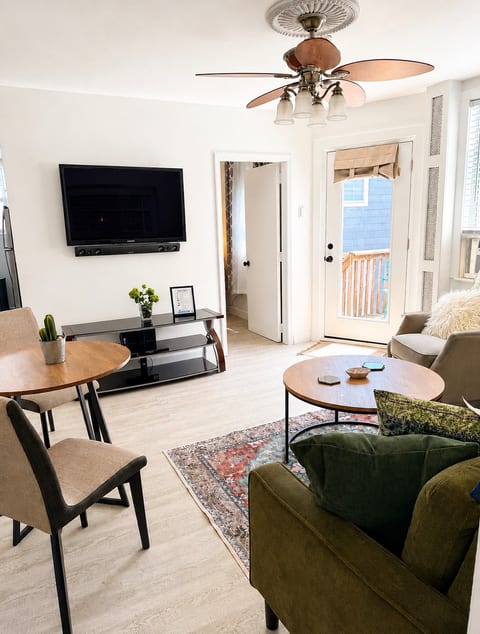 Beach Block Retreat w/ PrivateDeck & Parking image 3