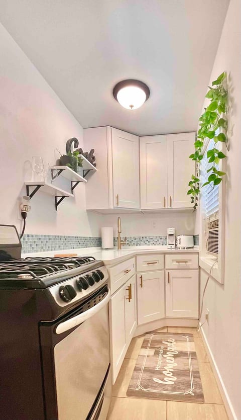 Charming Coastal Retreat 1BR image 4