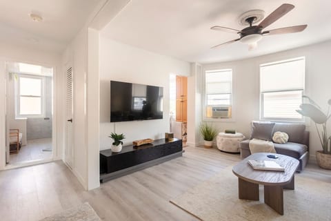 Luxurious Beachside retreat image 4