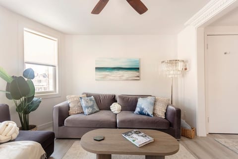 Luxurious Beachside retreat image 3