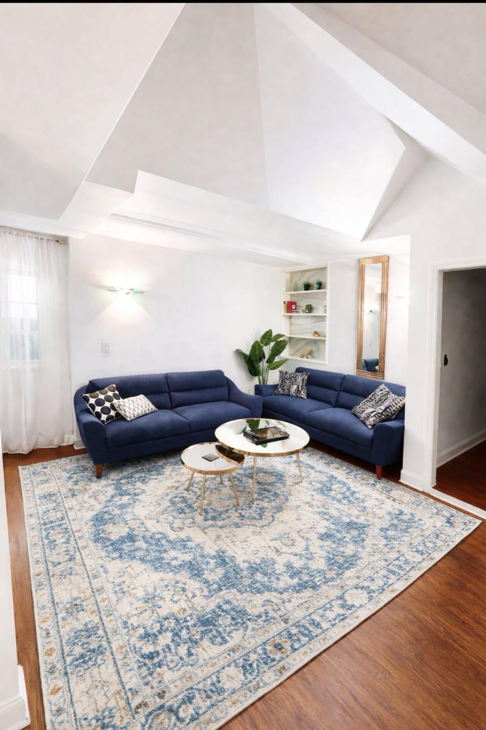 Private Charming 2 bedroom steps from the beach image 1
