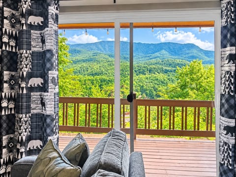 Smoky Mountain Views – 2 King Beds & Game Room