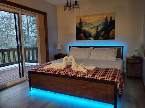 Smoky Mountain Views – 2 King Beds & Game Room