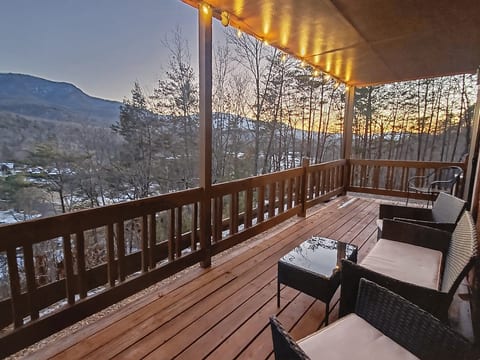 Smoky Mountain Views – 2 King Beds & Game Room