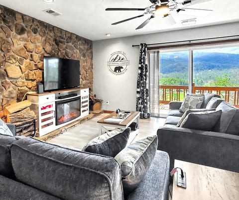 Smoky Mountain Views – 2 King Beds & Game Room