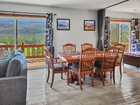 Smoky Mountain Views – 2 King Beds & Game Room