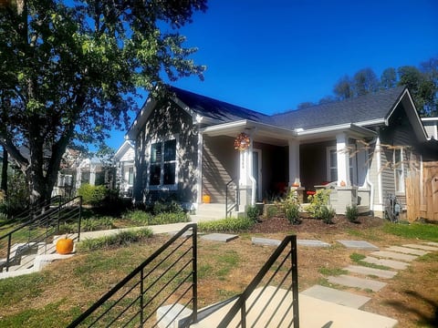 Luxury Furn 3/2 in Walkable Salemtwn (30 day min) image 1