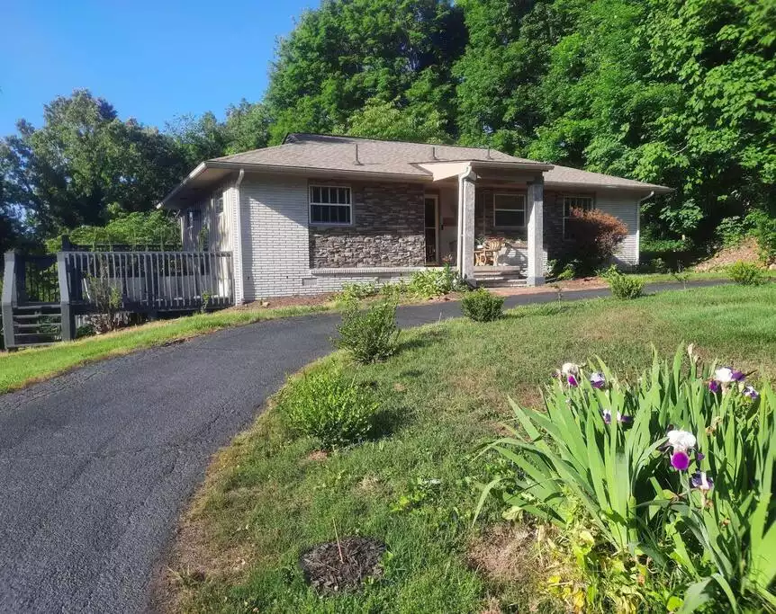 We have a large deck that wraps around to the back. We have a large deck that wraps around to the back. - Selah Way Cottage*10mins UT*2kitchen hottub*arcade - Knoxville