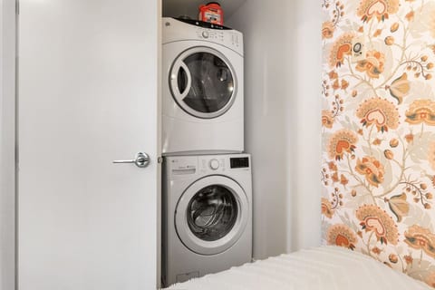 Urban Haven | Downtown | 2 Bedroom | 3 Beds + Park
