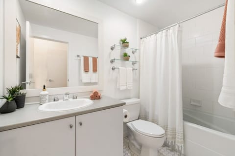 Urban Haven | Downtown | 2 Bedroom | 3 Beds + Park