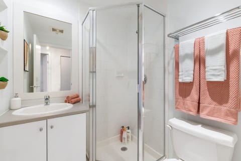 Urban Haven | Downtown | 2 Bedroom | 3 Beds + Park