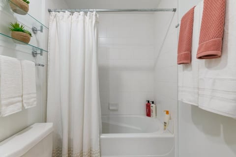Urban Haven | Downtown | 2 Bedroom | 3 Beds + Park