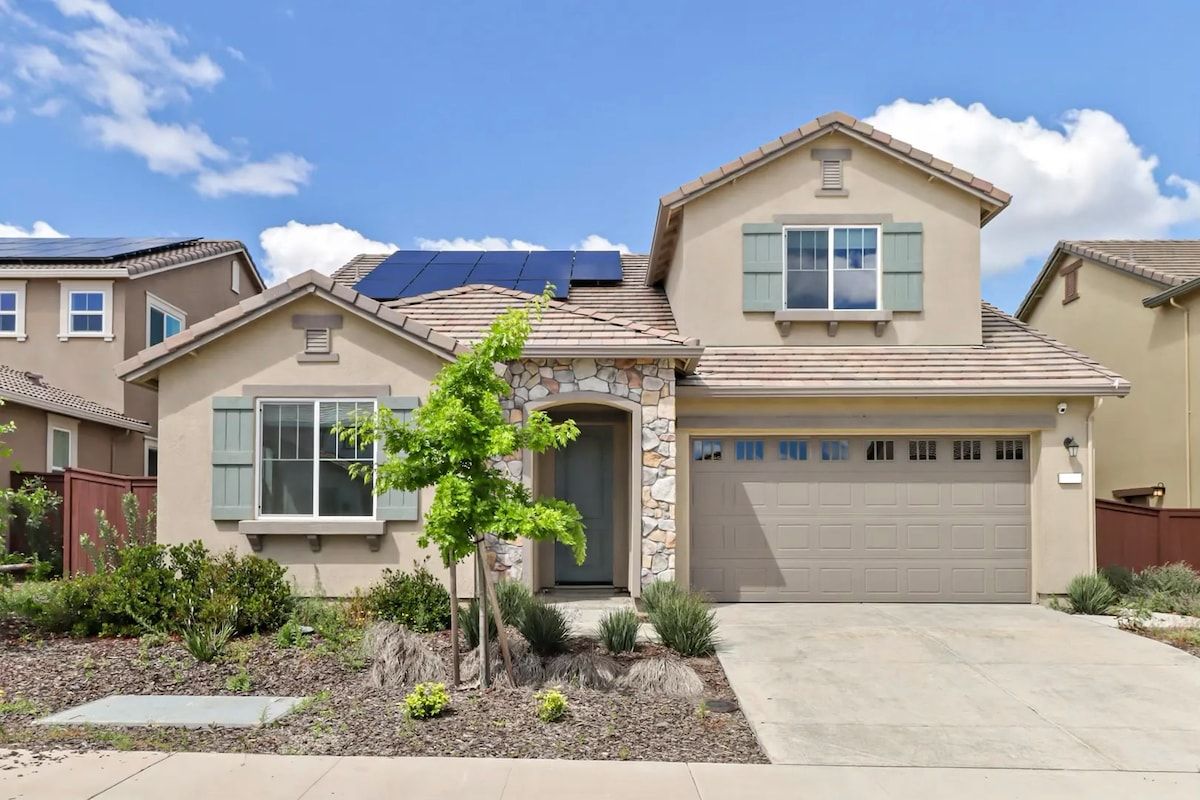 Monthly/Daily Stay: Spacious 4BD for Family & Work image 1