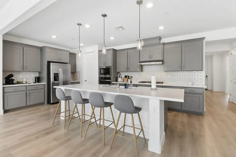 Monthly/Daily Stay: Spacious 4BD for Family & Work image 5