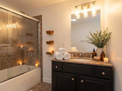 Modern 1BR Penthouse | Heart of CLE Views