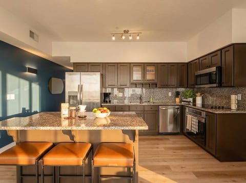 Modern 1BR Penthouse | Heart of CLE Views