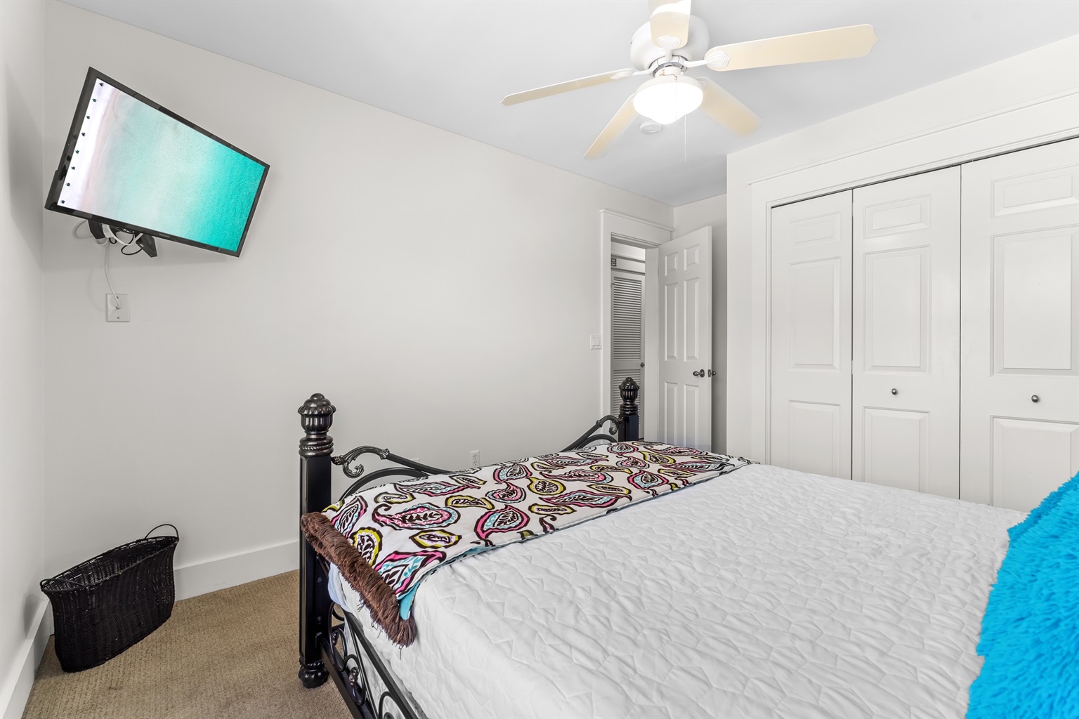 Flat Screen & Closet in Queen Room