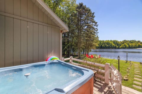 Treat yourself to a Spa Day everyday in the Hot Tub with a Lake view