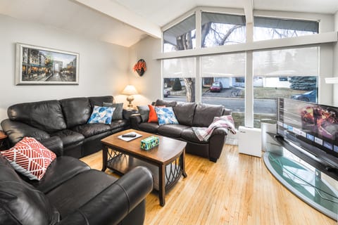 V@Home  Entire house 5Bed2BATH  Shopping /Downtown
