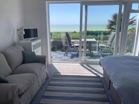 Stunning, newly refurbished, beachfront townhouse 