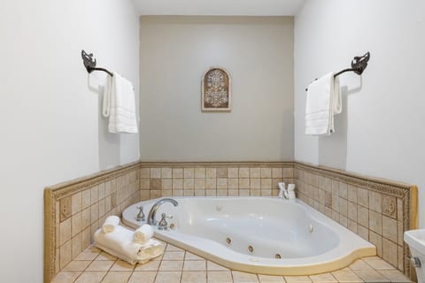 En-Suite Bathroom with Jacuzzi Tub