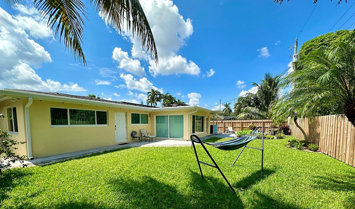 Quiet Florida Oasis: Private Room, Bath, and Entry