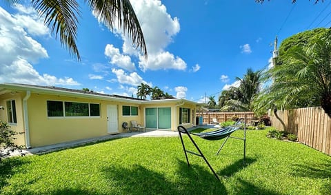 Quiet Florida Oasis: Private Room, Bath, and Entry