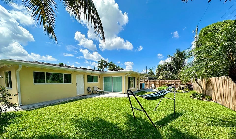 Quiet Florida Oasis: Private Room, Bath, and Entry - Oakland Park