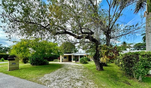 Quiet Florida Oasis: Private Room, Bath, and Entry