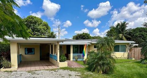 Quiet Florida Oasis: Private Room, Bath, and Entry