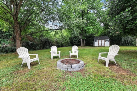 *NEW* Charming 3BR w/ Backyard Oasis, Deck & Grill image 5