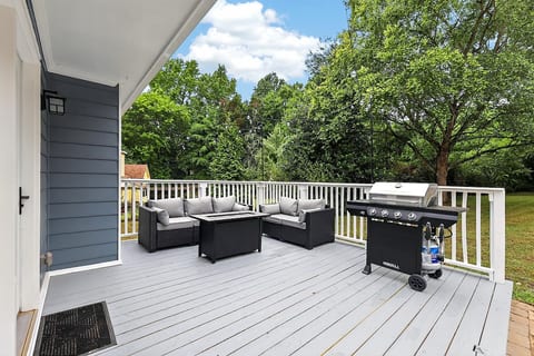 *NEW* Charming 3BR w/ Backyard Oasis, Deck & Grill image 3