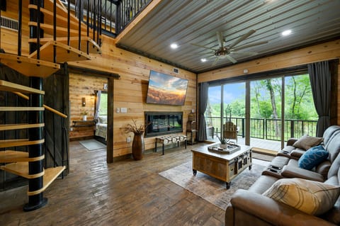 BIRDHOUSE BRIDGE RETREAT