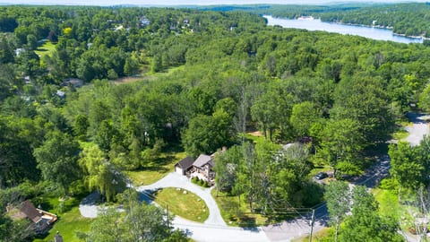 Bearitage Chalet | Lake • Pool • Golf | Sleeps 9
